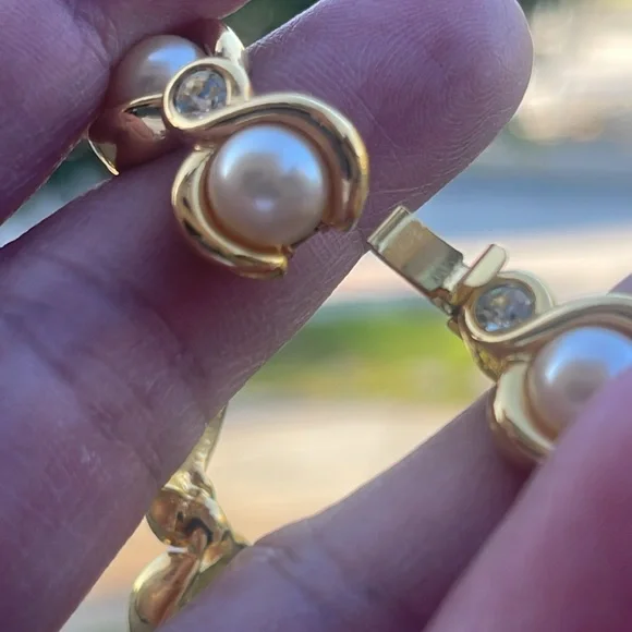 Authentic Joan rivers faux pearl and rhinestone bracelet. - Picture 4 of 4